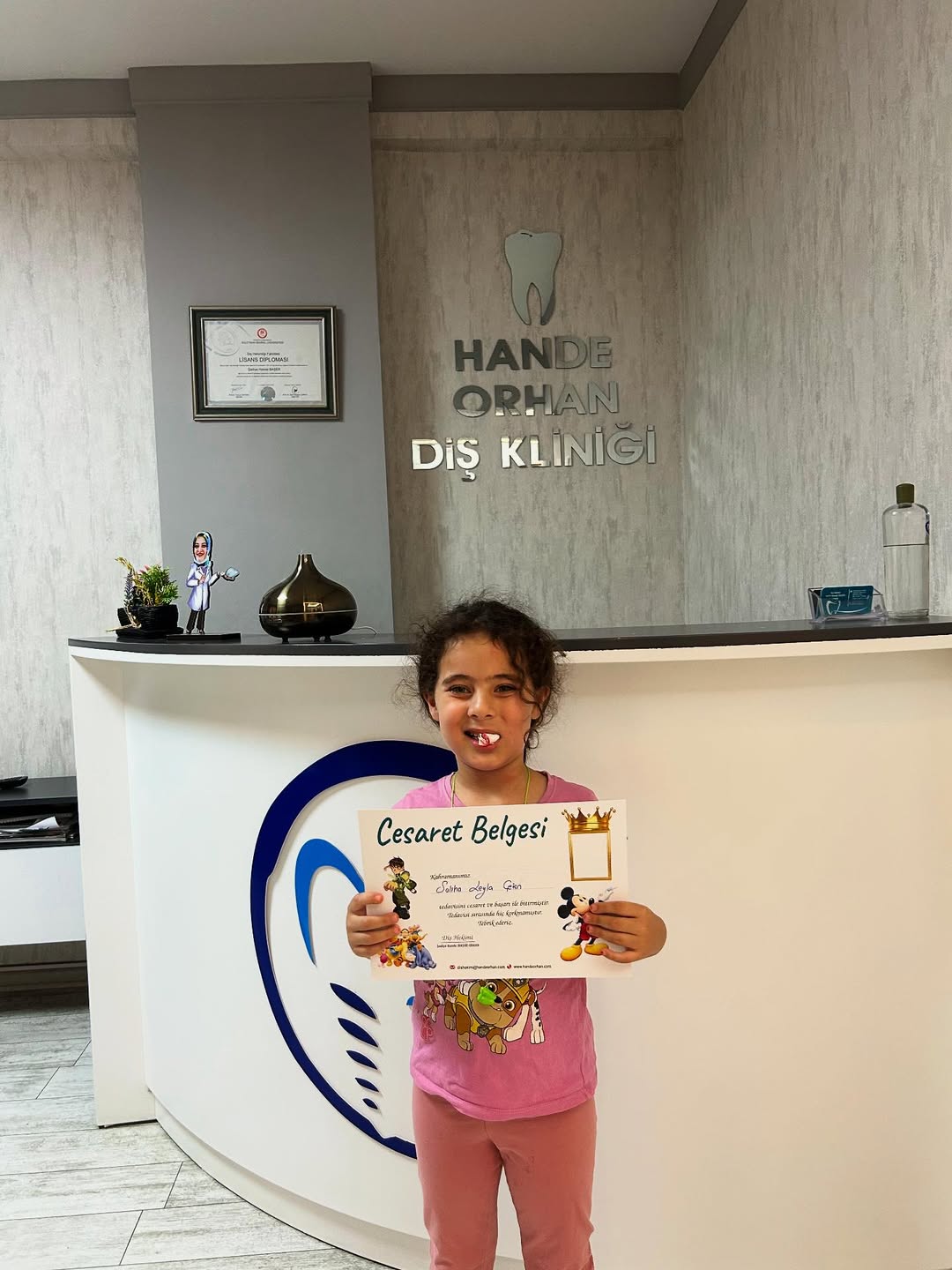 Diş Hekimi Şadiye Hande Orhan Kanal Tedavisi ve Çekim Yaptırdı